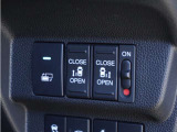 【両側電動スライドドア】ボタンを押すだけで両側のスライドドアの開閉が可能。もちろんキーからの操作も可能。お子様を抱いている時・両手いっぱいの荷物を持ってる時など非常に役立ちます。