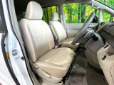 運転席まわりには十分なスペースがあり、大柄な方でもゆったり運転していただける環境です。