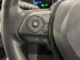 ステアリングスイッチ付きで、運転中に視線を前に向けたまま操作できます。