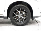 タイヤサイズは(235/55R18)で純正アルミホイールです。