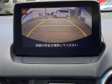 車両後方の映像とガイドラインを表示するバックカメラ。後方の視界をクリアに確認でき、狭い場所での車庫入れや後退時の安全確認をサポート。毎日の運転に安心感をもたらす快適装備です。