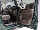 運転席・助手席ドアは開口範囲が広く、とても乗りやすいですよ!収納スペースもあります!
