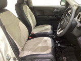 女性でも運転がしやすいように、シートの高さ調整機能(シートリフター)がついています。運転席と助手席の間が空いている為、助手席側への移動がスムーズです。交通量の多い道でも助手席側から乗り降りができます。