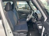 女性の方ももちろんですが、運転席側、助手席側の足元スペースが広いので男性の方が運転しても窮屈になりにくいですよ!