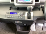 足元スッキリ、インパネシフトです。パーキングブレーキはフットブレーキタイプなので、運転席と助手席の間がスッキリしています。
