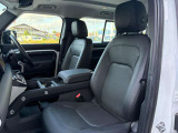 ホールド感もあり足元も広々とお使いいただけます。センターコンソールで運転席としっかり区切られているためゆとりのあるパーソナルスペースを確保しております。