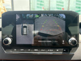 【全方位モニター】まるでクルマを真上から見下ろしたかのような視点で駐車をサポートします!クルマの斜め後ろや真横など、前後左右の4つのカメラの映像が合成されて、モニターに映し出されます。