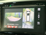 【マルチビューカメラシステム】専用のカメラにより、上から見下ろしたような視点で360度クルマの周囲を確認することができます☆死角部分も確認しやすく、狭い場所での切り返しや駐車もスムーズに行えます。