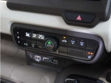 【オートエアコン】温度を設定すれば自動で快適な車内温度を保ちます。エアコン内部の高性能脱臭フィルターで車内のアレルゲンや花粉を除去。