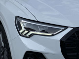 視界を鮮明に照らすだけでなく、対向車への配慮と最適な視界を両立し、ダイナミックインジケーターの流れるような輝きが、夜の街並みに先進性と知性を描き出します。