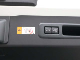 電動で開閉するパワーバックドア装備しています