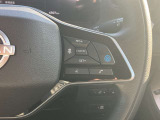 プロパイロットのセットは、親指だけの2ステップでOK!車線をキープし、リーフがアクセル、ブレーキ、ステアリングをコントロールして、前車との車間距離を保つ手助けをします。