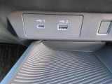 運転席そばにUSBソケットがあります♪♪ここでスマホの充電できちゃいます♪♪