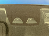 走行中に前方の車両と歩行者を認識し、衝突の危険性があると判断した場合にドライバーへ注意喚起。さらに危険性が高まった場合には緊急ブレーキで減速、衝突の回避や、衝突時の被害軽減に寄与します。