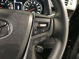 ステアリングスイッチ付きで、運転中に視線を前に向けたまま操作できます。
