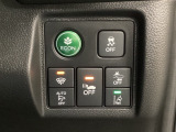 Hondaセンシング用の、VSA(ABS+TCS+横滑り抑制)解除と路外逸脱抑制機能のオンオフスイッチなどはハンドルの右側に装備しています。燃費に役立つECONボタンもここです。