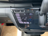 タブレット端末のようなタッチパネル式のオートエアコン採用。凹凸のない滑らかな表面で操作感を高めています。