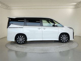 両側パワースライドドア付きだから、狭い駐車スペースなどでの 乗り降りラクラク!小さなお子さまのいるご家庭には嬉しい装備。