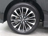 15インチアルミホイール(切削)が装着されています。タイヤサイズ165/55R15