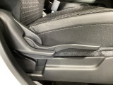運転席にはドライバーの体型や好みに応じて前後方向だけでなく、高さの調整ができるシートリフターを装備!