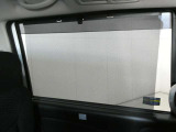 後席にはロールサンシェードも装備しているので、後席に座る方の安眠を守ってくれます♪