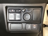 リアドアは乗り降りに便利な両側電動スライドドアです。また運転席に座っていながらスイッチ操作で自在にスライドドアを開け閉めできます。またVSA解除スイッチも装備しています。