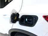 急速充電器は、外出先の公共の充電ステーションでご利用いただけます。CHAdeMOに対応し、短時間で急速充電!150kWの急速充電器を使用した場合、充電率10%から80%まで、約32分で充電できます。
