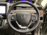 ハンドルにHondaセンシング系のクルーズコントロールやレーンキープアシストなどのスイッチと、オーディオの操作スイッチが装備されています。ハンドルから手を離さず安全に操作できます。