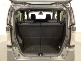 開口部も広く荷物の積み下ろしもしやすいお車となっております。シートの背もたれは5:5の割合で背もたれを可倒でき、前後のシートスライドもできるので荷室をひろげることができます。