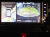 パノラミックビューモニター付きです。車両を上から見たような映像をディスプレイ画面上に表示。運転席からの目視だけでは見にくい、車両周辺の状況をリアルタイムでしっかり確認できます。