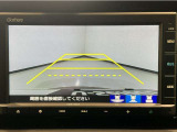 【バックカメラ】運転が苦手な方も車庫入れラクラクです!ギアをリバースに入れれば自動的に切り換わりますので、面倒な操作は不要です♪狭い駐車場もお車を傷つけず安心ですね!