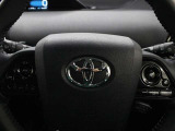マルチインフォメーションディスプレイ内の表示切替やオーディオなどの操作を、ステアリングから手を離さずに行うことができるステアリングスイッチ装備です。