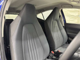 高いホールド性で運転姿勢が安定します。長距離ドライブでも疲れにくいのが魅力です。