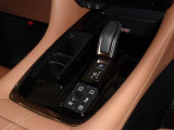 電動パーキングブレーキ・ブレーキホールドを装備してます。ホールド機能は信号待ちが多い一般道で疲労軽減になり、大好評です!