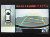 【パノラミックビューモニター】クルマの前後左右に搭載したカメラから取り込んだ画像を合成し、車両を上から見たような画像をディスプレイに表示します。