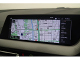 【純正ナビゲーション】BMWのナビゲーションは操作性も良く、詳細な地図情報と交通状況を見やすく表示し、快適なドライビングをサポートしながら目的地までナビゲートします。