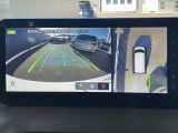 アラウンドビューモニター搭載。上から見下ろしたように液晶に映るのでスムーズな駐車をサポートします。