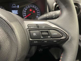 ステアリングスイッチ付きで、運転中に視線を前に向けたまま操作できます。
