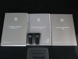 キーを携帯していればリクエストスイッチを押すだけでドアの開錠・施錠が可能です。しかもキーを差し込むことなくエンジンの始動・停止も可能です。取扱説明書・メンテナンスノートが揃っていますので安心です。
