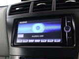 <Bluetooth>スマートフォンなどの機器と車をBluetoothで接続すると、ワイヤレスで音楽を再生できます。