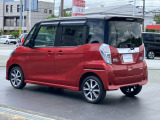 車線逸脱警報、車両が車線をはみ出す可能性がある場合に警報音と警告表示でドライバーに知らせてくれます。