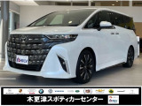 全幅1,850mmのワイド感が際立つ右斜め前からのカット。ダイナミックな専用グリルが周囲に威風堂々たる存在感を主張します。