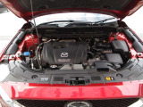 「SKYACTIV-G(ガソリン)」は、規格外の高圧縮を実現し、世界のエンジン技術者に驚きを与えました。さらに、それを維持したままノッキングの発生を抑え、熱効率を向上、走りにも寄与したエンジンです。