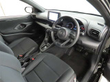 シンプルで使いやすいデザインの運転席です。