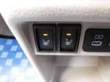 運転席側シートヒーター付いてます☆冬場は助かる装備です♪