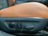 運転席にはパワーシートを装備!シート位置を記憶するメモリー機能付きなのでご夫婦で2名分セットすると便利です♪