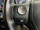 ステアリングには運転中でも簡単に操作できる各種スイッチついてます