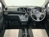 【インパネ】運転のしやすさを最優先に設計された見晴らしの良いフロントビュー。車両間隔が掴みやすく狭い道でも安心♪「安全」と「品質」を最優先に、安心してお乗りいただけるクルマを提供いたします。