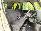 運転席まわりには十分なスペースがあり、大柄な方でもゆったり運転していただける環境です。