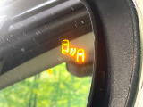 【ブラインドスポットモニター】走行中、ドアミラーの死角になりやすい箇所に後続車が接近するとサイドミラーのレンズに警告を表示!ドライバーに注意喚起をしてくれます。